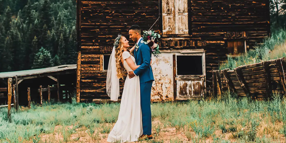 What to wear to a 2024 barn wedding in the spring